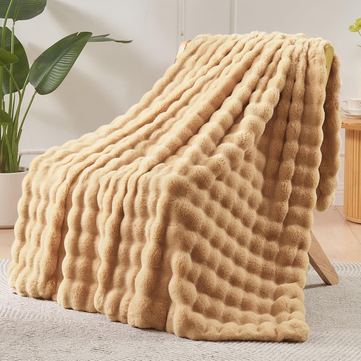 NEWCOSPLAY Faux Fur Twin Blanket Brown Bubble Blanket Thick Warm Soft for Couch Sofa Bed 550GSM (Brown, Twin(60"x80"))